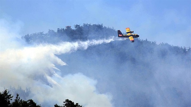Yangına, yangın söndürme uçakları da müdahalede bulunuyor. 
