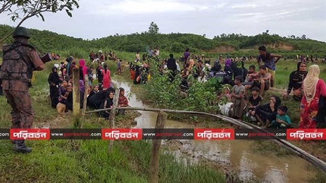 Rohingya Müslümanları, zulüm gördükleri Arakan'dan kaçıp Bangladeş'e sığınıyor. 