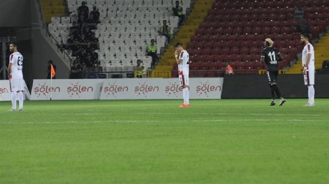 Gaziantepsporlu futbolcular bir dakika boyunca topa dokunmayarak protestoda bulundu.