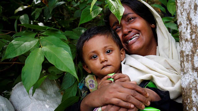 Bangladeş sınırında alınmayı bekleyen Myanmarlı bir anne ve çocuğu...