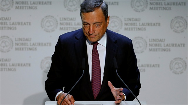 Draghi, "Enflasyonun orta vadeli hedeflere kendi kendine yaklaşabildiğini şu ana kadar göremedik. Bu nedenle önemli oranda gevşek para politikasının devam etmesi gerekmektedir" dedi.