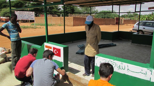 طلاب أتراك يشاركون في بناء مسجد ومنزل في النيجر