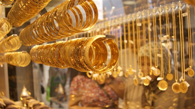 Kapalıçarşı'da çeyrek altın 236 lira, Cumhuriyet altını 963 liradan satılıyor.