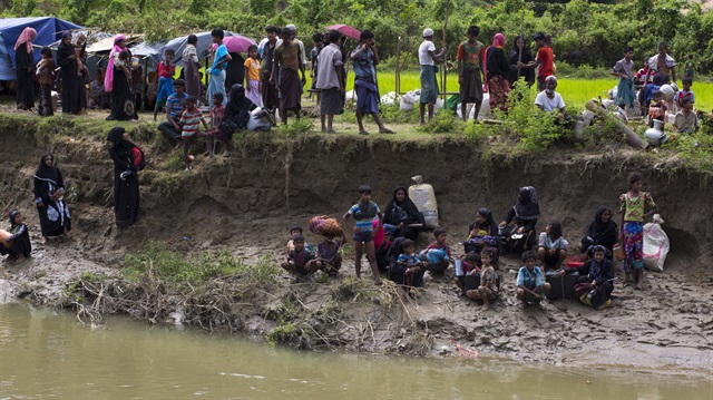 Myanmar ordusunun katliamlarından kaçan yüzbinlerce Müslüman Bangladeş'e sığındı.