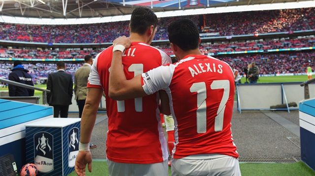 Arsenal'in iki dünya yıldızı Mesut Özil ve Alexis Sanchez, Wengerîn taktik anlayışından dolayı takımdan ayrılmayı düşünüyor.