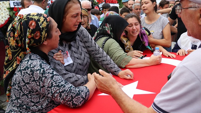 Diyarbakır'da terör saldırısında şehit olan sivil şehidin yakınları göz yaşı döktü. 