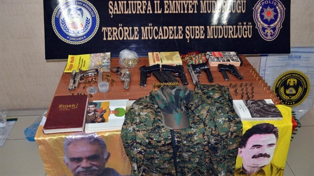 Eylem hazırlığındaki teröristler silah ve FETÖ dergileriyle yakalandı. 
