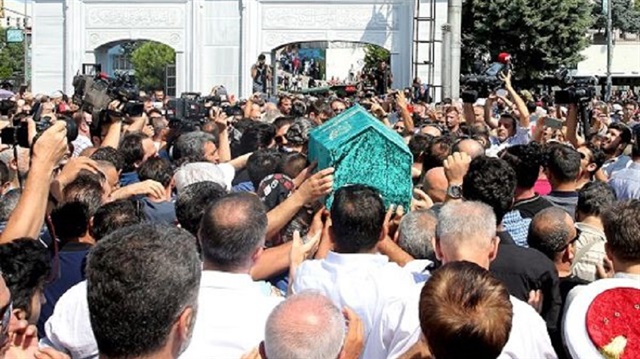 Cenaze töreninde özellikle ünlü oyuncuları yakından görmek isteyen ve tabut başında fotoğraf çekmek isteyenler selfi yarışı yaptı.