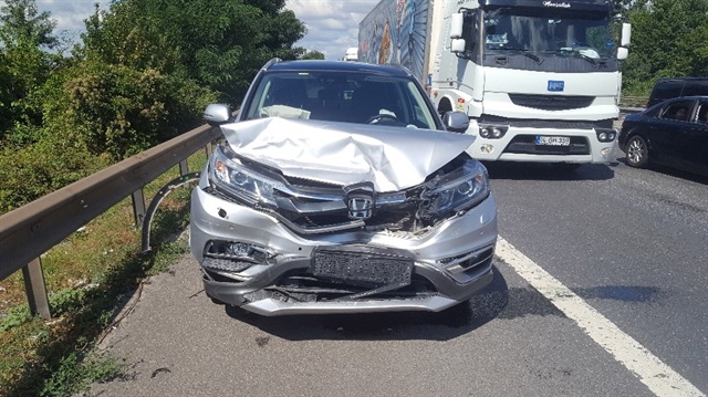 Kocaeli’nin Kartepe ilçesinde meydana gelen trafik kazasında, aralarında 3 aylık hamile kadının da bulunduğu 4 kişi yaralandı.