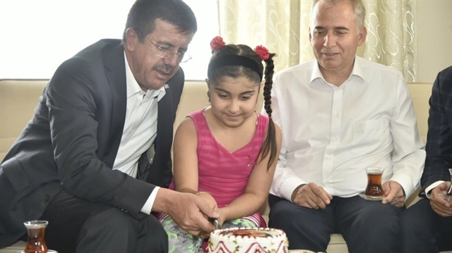 Ekonomi Bakanı Nihat Zeybekçi'nin sürprizinin 9 yaşındaki Arzu'yu çok mutlu ettiği görüldü. 