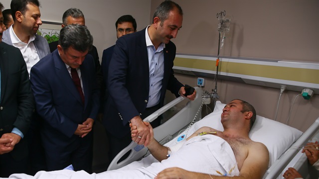 Adalet Bakanı Abdulhamit Gül, İzmir'deki patlamada yaralanan infaz koruma memurunu ziyaret etti.