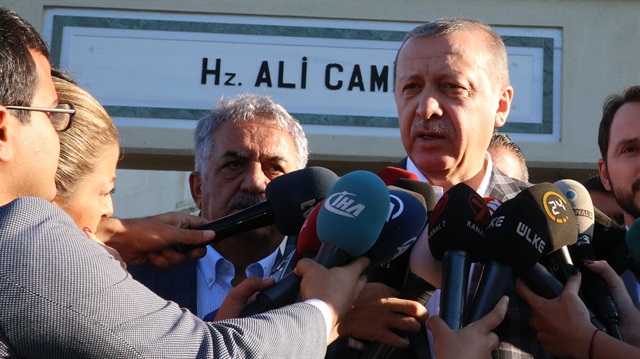 Cumhurbaşkanı Recep Tayyip Erdoğan gazetecilere açıklama yapıyor. 