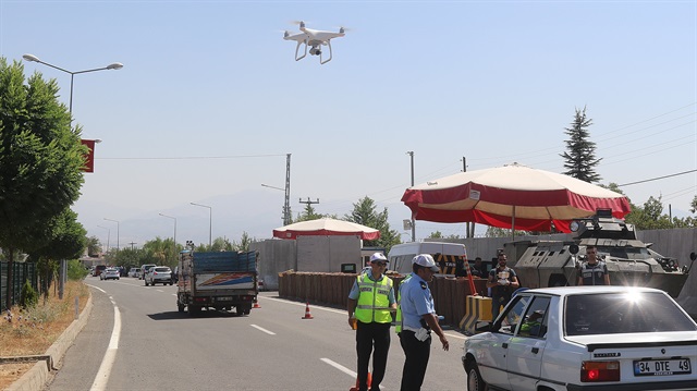Bingöl'de Emniyet Müdürlüğü ekipleri, Kurban Bayramı dolayısıyla il genelinde yol kontrolünü 'drone'larla gerçekleştiriyor.