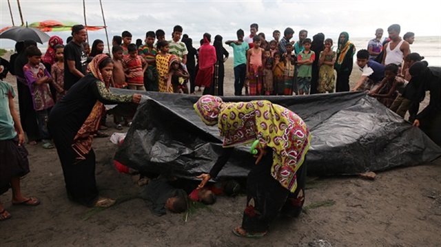 Rohingya Muslims cross the Naf River, a border between Myanmar and Bngladesh, as a means of escape of the persecution they have faced for years.