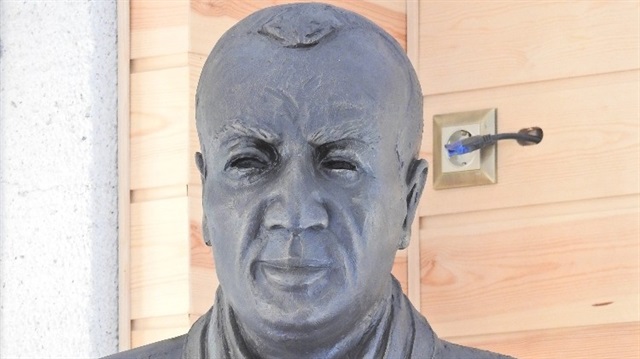 Selahattin Aydoğdu'nun heykelinin üzerine 'Türk futbolunun kaderini değiştiren adam' yazıldı.