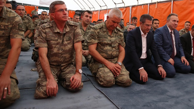 Milli Savunma Bakanı Nurettin Canikli Şırnak'ta askerlerle birlikte bayram namazını kıldı.

