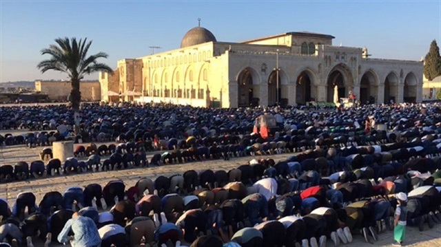​Muslims flock to al-Aqsa for Eid prayers