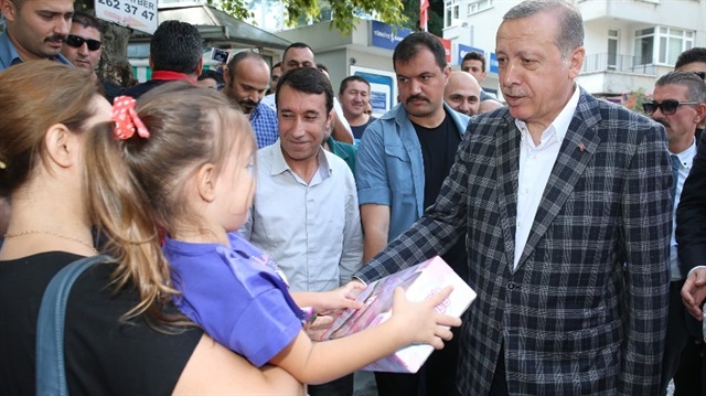Cumhurbaşkanı Recep Tayyip Erdoğan, Kısıklı’daki ikametinden Huber Köşkü’ne geçerken yolda emniyet mensupları ve vatandaşlarla bayramlaştı.

