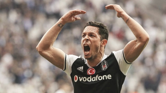 Beck'ten sonra yeni sağ bek Adriano