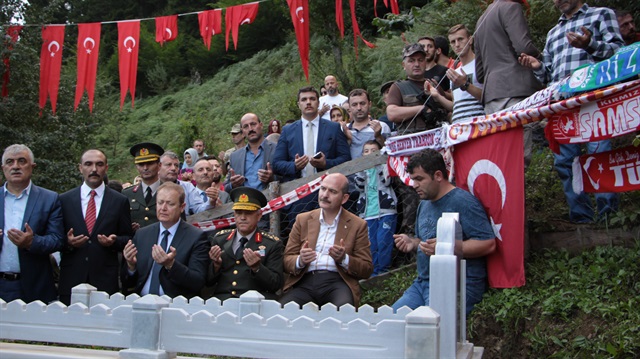 İçişleri Bakanı Soylu, Jandarma Genel Komutanı Çetin ile Eren Bülbül’ün ailesini ve kabrini ziyaret etti.