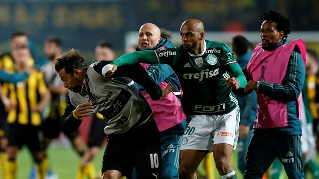 Melo, Libertadores Kupası'nda oynanan maçta rakibine böyle yumruk atmıştı.