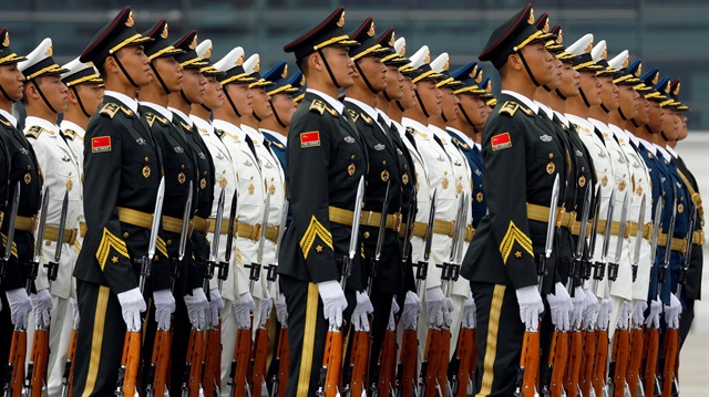 Çin askerleri bugün Brezilya Devlet Başkanı Michel Temer'i böyle karşıladı.