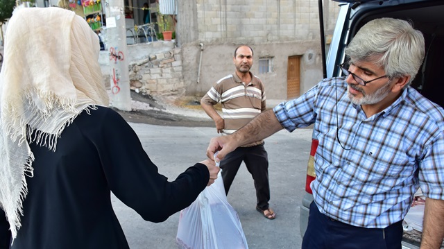 Kilis'te yaşayan ihtiyaç sahibi 300 Suriyeli yetimin ailelerine kurban eti dağıtıldı.