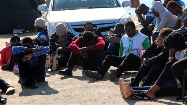 Muğla’nın Marmaris ilçesinde, yasa dışı yollarla Yunanistan'a geçmeye çalışan 24 kaçak göçmen yakalandı.