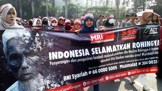 Endonezya'da halk Arakanlı Müslümanlara yönelik katliamları protesto etti.