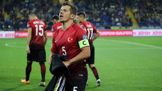 Emre Belözoğlu, Ukrayna maçında sahaya kaptan olarak çıktı.