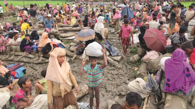 On binlerce Arakanlı Müslüman’ın Bangladeş'e geçmek için sınır bölgesindeki bekleyişi devam ediyor.