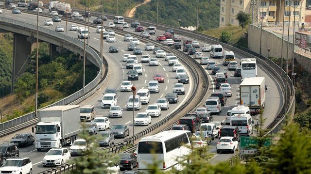 Anadolu Otoyolu'nda trafik kazaların da etkisiyle durma noktasına geldi.