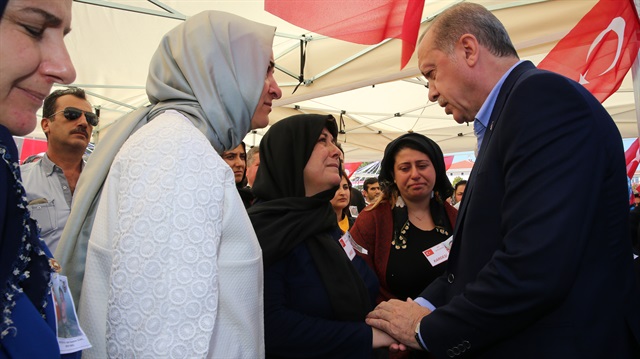 Cumhurbaşkanı Erdoğan, cenaze namazı öncesi şehidin annesi Aysel Gürel ve kardeşine taziyelerini iletti.
