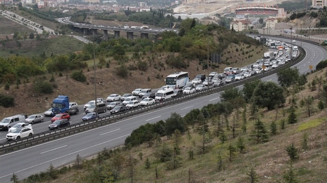 Yoğun trafik Kocaeli TEM otoyolunda devam ediyor.