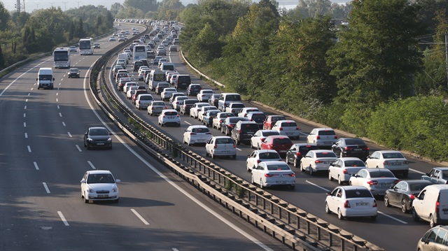 Bayram dönüşü trafik yoğunluğu devam ediyor. Fotoğraf, Anadolu Otoyolu'nun Sakarya kesiminden.