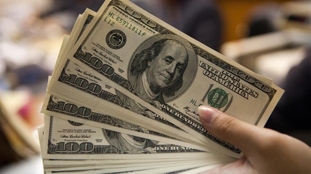 Kolombiyalı kadın eşinden saklamak için 7 bin 500 doları yuttu.