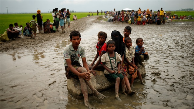 Myanmar ordusunun katliamlarından kaçan yüz binlerce Arakanlı Müslüman, Bangladeş'e sığınmaya çalışıyor.