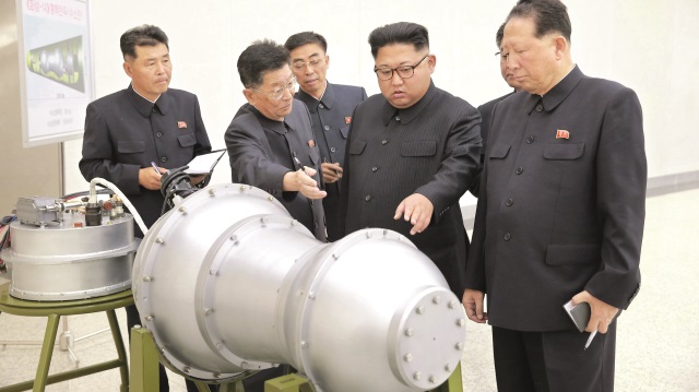 Kuzey Kore lideri Kim Jong-un 100 kilotonluk patlamadan önce resmi medyanın hidrojen bombası olduğunu söylediği bombanın yanında görüntülenmişti.