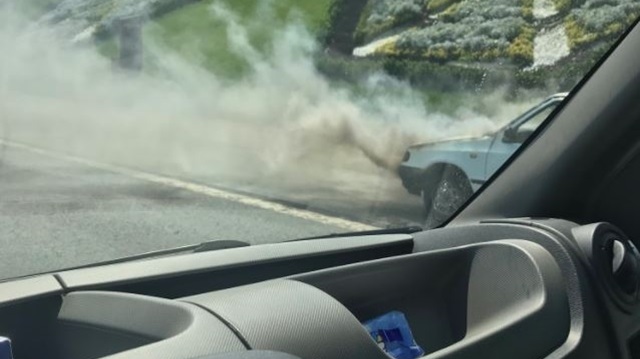Twitter'da Yakup Demirbaş isimli bir kullanıcı, yanan aracın fotoğrafını paylaştı.