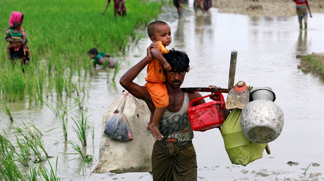 Myanmar ordusunun katliamlarından kaçan Arakanlı Müslümanlar, Bangladeş'e sığınmaya çalışıyor.