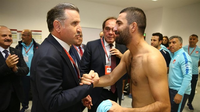 Spor Bakanı Osman Aşkın Bak, Hırvatistan karşısında alınan galibiyet sonrası milli futbolcuları soyunma odasında tebrik etti.