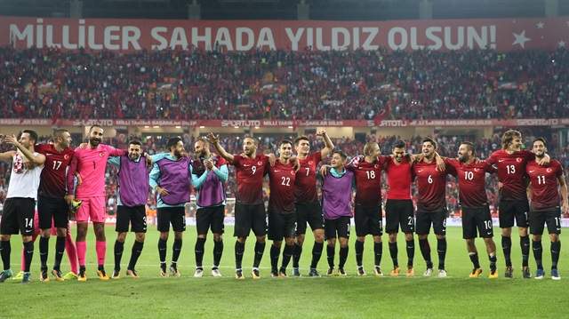 Hırvatistan'ı 1-0'la geçerek gruptaki puanını 14'e yükselten milliler maç sonu galibiyeti coşkuyla kutladı.