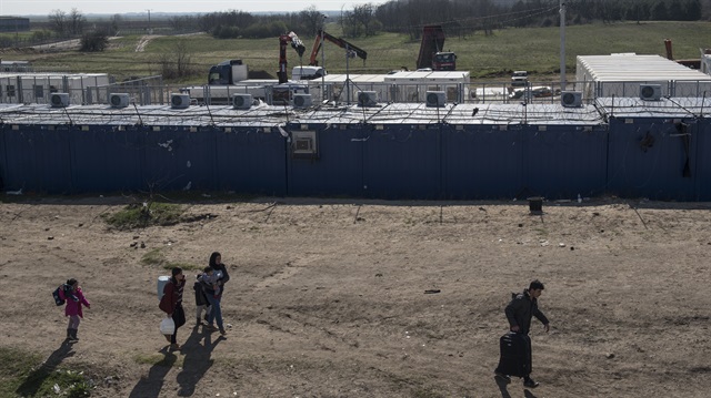 Refugees trapped in Serbia's Hungarian border  