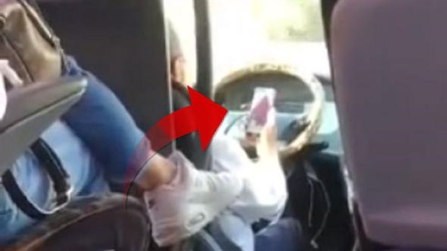 Otobüs şoförü hareket halindeyken cep telefonuyla görüntülü arama yapmaya başladığı görüntülenmişti.