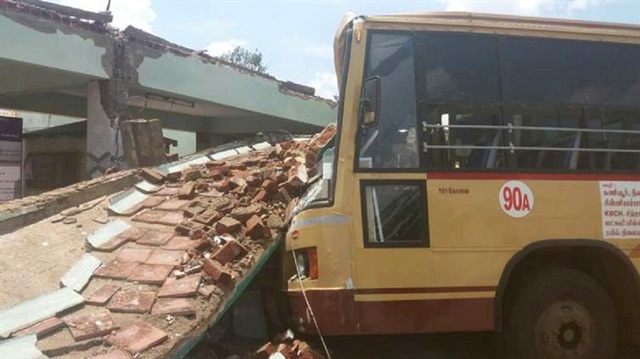 Coimbature şehrinde otobüs durağı çöktü.