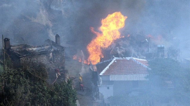 Zeytinköy Mahallesi'nin tamamını saran orman yangınını söndürme çalışmaları sürüyor.