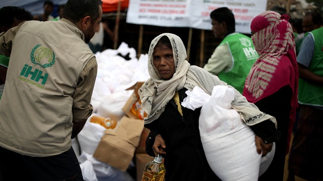 Bangladeş'e kaçan Arakanlı Müslümanlara yardımlar sürüyor