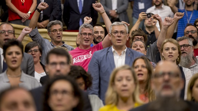 Katalonya parlamentosu 1 Ekim'de bağımsızlık için referanduma gitme kararı aldı.