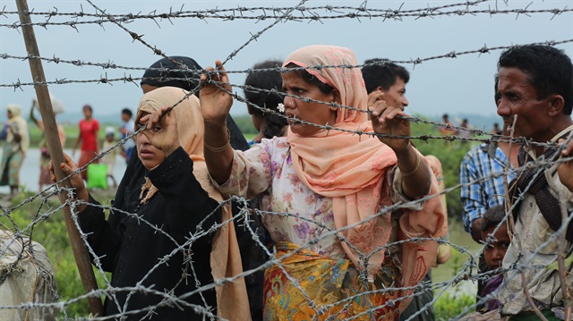 Arakanlı Müslümanlar, katliamdan kaçmak için Bangladeş sınırına geçmeye çalışıyor