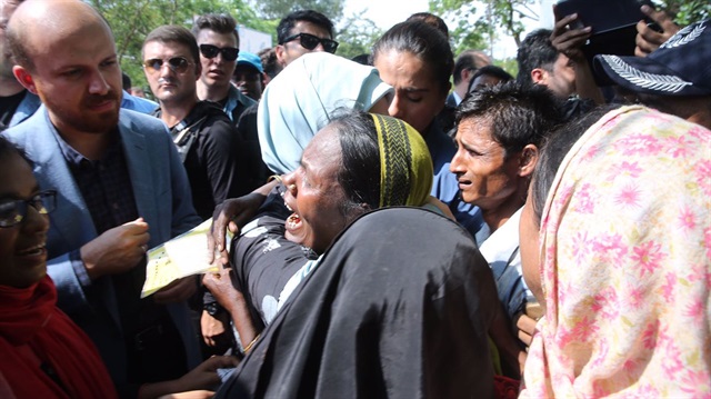 Emine Erdoğan, Bangladeş'teki kampta Arakanlı Müslümanlarla kucaklaştı.